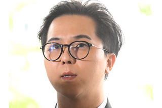 「本人に見えない」の声も…兵役法違反疑惑のK-POPアイドル、久々の近影に注目 画像