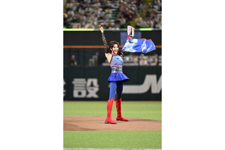 藤原紀香が“明治版キャッツアイ”の衣裳でPayPayドームに降臨！ノーバン投球に大歓声 画像