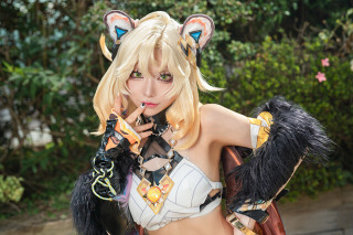 へそ出し×褐色肌に猫なギャルメイクが可愛い！『原神』シロネンが美脚眩しいしなやかなポージングで魅せる【写真8枚】 画像