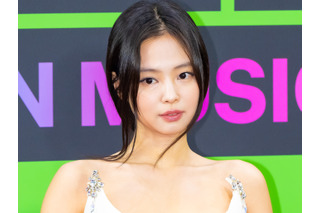ほぼ見えてる…BLACKPINK・ジェニー、大胆すぎる“スケスケ”衣装で視線強奪「うわあああ」「すごい」 画像