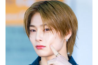 Stray Kids・I.N、シルバーヘアに大胆イメチェン！美形際立つ“短髪ビジュ”で魅了…「超似合う」 画像