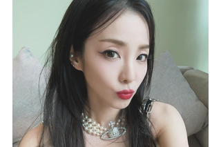 「思い切って全部脱ぐ」発言も話題に、体重37kg公言の韓国美女歌手がスイムウェアでプールサイドに 画像