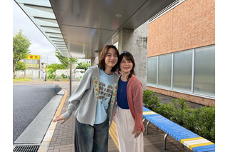 のん、ドラマのオフショット公開　花柄パンツ＆フルーツ柄ワンピの秋先取りコーデに絶賛の声 画像