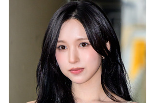 TWICE・ミナ、スリットから“生脚”チラリ…気品あふれるドレス姿で魅了「美しすぎる」「女神」 画像