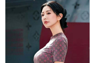 付け根ラインも大胆に…“世界で最も美しい顔”2位のクララ、ハイレッグのスイムウェア姿で圧巻グラマラス 画像