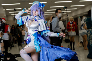 美脚を見せつける華麗なポージングが妖艶すぎ！『鳴潮』カンタレラの美女レイヤーが抜群のスタイルで魅了する 画像