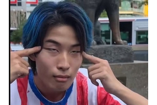 日本人ユーチューバー、韓国人気アイドルに人種差別ジェスチャーで物議　「元々こう」と開き直り 画像