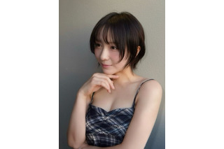 伊藤愛真、美しいデコルテが際立つキャミソール姿を披露！「スタイル良すぎる」とファン絶賛 画像