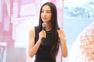 Kōki,、Intimissimiの深紅のレーストップス×COACHの上品なバッグが映える大人の装いに反響 画像