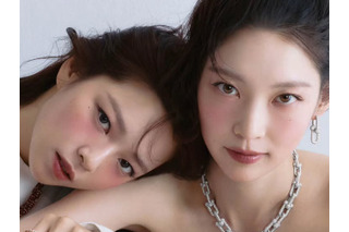 「圧倒的な“強DNA”」TWICEジョンヨン、姉コン・スンヨンとの初2ショット撮影ビハインドカット公開 画像