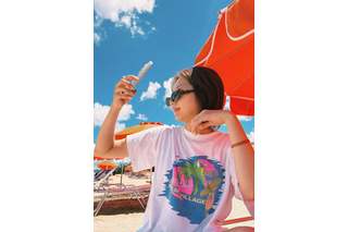 「夏が似合いすぎ！」武田玲奈、Tシャツにショートパンツ姿のオフショ披露！ 画像
