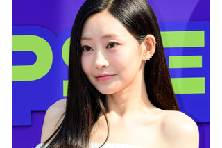 上も下も“ギリギリ”…黒ミニワンピ姿のジュリー、危険なしゃがみポーズに「目のやり場に困る」 画像