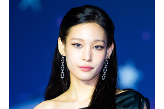 ずり落ちそう…財閥令嬢K-POPアイドル、“紐なし”ワンピで大胆肌見せ！艶やかな色気で魅了 画像
