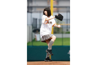 ナナニジ南伊織が雨のマウンドへ！巨人vs中日戦で始球式に挑戦 画像