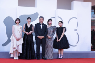 是枝監督『ルックバック』キャストがヴェネチア国際映画祭レッドカーペットに登場 画像