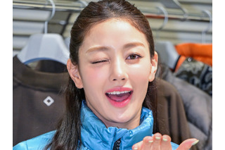 TWICE・ジヒョ、ギャルピースに投げキッスまで愛嬌満点！鮮やかブルーコーデでイベントに出席 画像