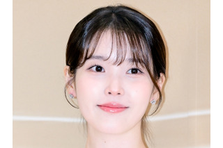 イケメン俳優との破局から2カ月…IU、外国人男性との“甘い2ショット”公開！ベッドで見つめ合う姿も 画像