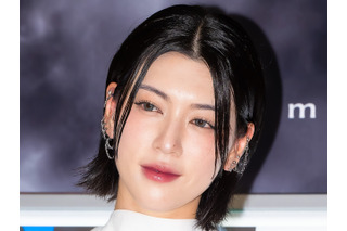 “ベッドシーン”で早くも話題！韓国映画デビューの三吉彩花、血しぶき浴びたスチールが公開 画像