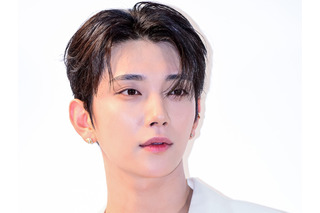 「普通に東京の街中歩いてる！」SEVENTEEN・ジョシュア、日本満喫オフショット公開　ジョンハンの姿も 画像