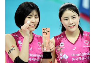 いじめ騒動で代表資格を剥奪された韓国美女バレー双子、男性コーチに肩組まれ和気あいあいな近況 画像