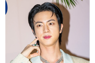 「海が似合う男…」BTS・JIN、“美形フェイス×鍛えた肉体”のギャップにファン悶絶！ビーチSHOT公開 画像