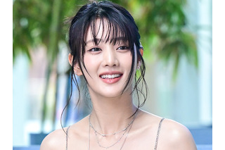 “胸元ぱっくり”ドレス姿のミンニ、ふくらみのぞく大胆衣装に「こんなに見せていいの？」 画像