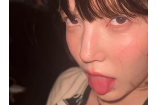 腕にはタトゥーが点在　“いじめ”騒動で脱退した元K-POPアイドル、艶めかしいスイムウェア姿で近況報告 画像