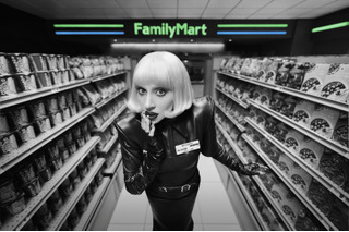 レディー・ガガがファミマ店員に！新CM「ファミマではたらく？」篇が25日放映開始 画像