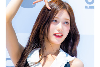本当に10代…？IVE・イソ、ずり落ちそうな“紐無し”ドレスで豊かなボリューム感「ギリギリ」「やば」 画像