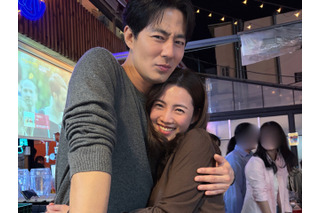 「不快」「いくら夫の友達でも…」韓国の女性実業家、イケメン俳優とのハグ写真に賛否両論 画像