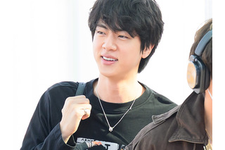 BTS・JIN、“JUNG KOOKを身にまとって”空港に登場　5人が南米ツアーに向けて出国 画像