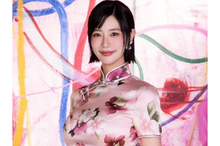 深スリットが大胆に…「世界で最も美しい顔」2位のクララ、“ぴちぴち”チャイナドレス姿で見事な曲線美 画像