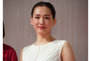 「最高に可愛い」綾瀬はるか、スタッフアカウントが映画のオフショット公開し、ファン歓喜 画像
