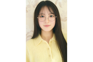 乃木坂46・鈴木佑捺、6期生グラビア企画に登場！メガネ姿やパンを食べる自然体の姿を披露 画像
