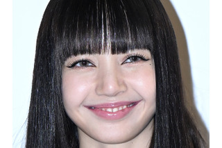 「下履いてる？」大胆すぎる肌見せ！BLACKPINK・リサ、圧巻スタイル際立つ刺激的な衣装で魅了 画像