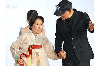 「国民の母」と呼ばれる韓国女優（85）、レッドカーペットで何度も咳…支えられながら歩く姿に心配の声 画像