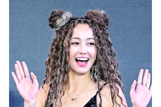 「奇抜すぎる！」沢尻エリカ、釜山国際映画祭にド派手ヘア＆きらめく衣装で登場 画像