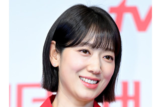 女優パク・シネ、第2子出産からわずか2週間!? 変わらぬ美貌の近影に注目「目がうつろに見えるけど…」 画像
