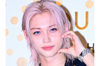 Stray Kids・フィリックス、胸元まで伸びたブロンドヘアが印象的… パリで見せた“スーツ姿”にうっとり 画像