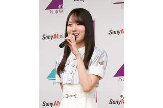 乃木坂46・賀喜遥香、ちらりと覗く網タイツにドキッ！　リアルミーグリオフショットを公開 画像
