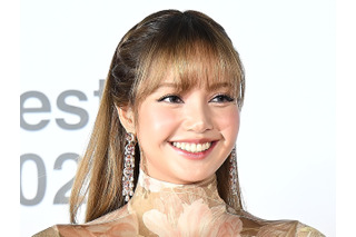 BLACKPINKリサと“タイのチャ・ウヌ”、母親をまじえて食事か　目撃ショットが広がり熱愛説が再点火 画像