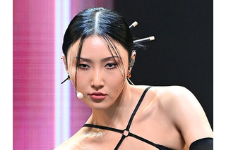 過激なダンスが“公然わいせつ罪”で告発された歌手ファサ、逆光で際立った無敵スタイル「秋の女王だ」 画像
