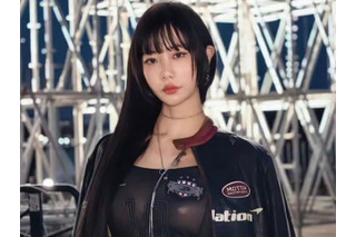 ミニ丈×網タイツで“脚線美”強調…「世界で最も美しい顔」2位のクララ、圧巻プロポーションに釘付け 画像