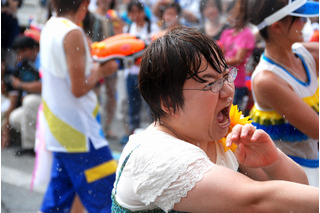 【夏休み特別企画】USJの夏イベント「Water Street Party」にハリセンボンが参戦 画像