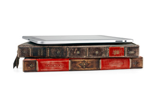 フォーカル、古い洋書のようなデザインのiPadインナーケース「BookBook for iPad」 画像
