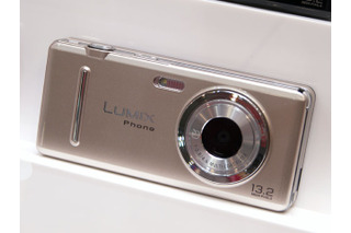 【CEATEC JAPAN 2010（Vol.17）】ドコモ、パナソニック初のカメラブランド携帯「LUMIX Phone」を参考出展 画像