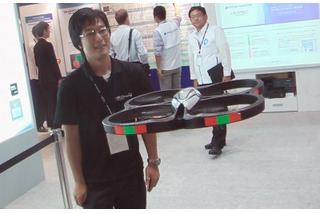 【CEATEC JAPAN 2010（Vol.43）：動画】話題のリモコンヘリ「AR.Drone」の心臓部にエプソントヨココムのジャイロセンサー！ 画像