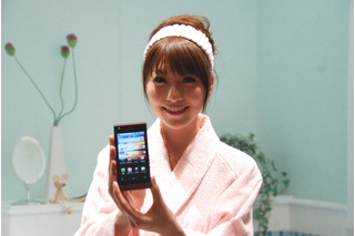 NTTドコモ、裸眼3D対応スマートフォンの「LYNX」などスマートフォン4機種を発表 画像
