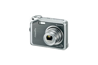 富士写、3.0型液晶搭載のISO1,600対応超高感度デジカメ「FinePix V10」 画像