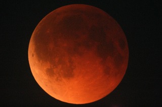 本日夕方に皆既月食！「赤銅色」の月が欠ける!? 画像